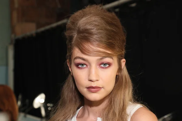 Backstage vor der anna sui Modenschau — Stockfoto