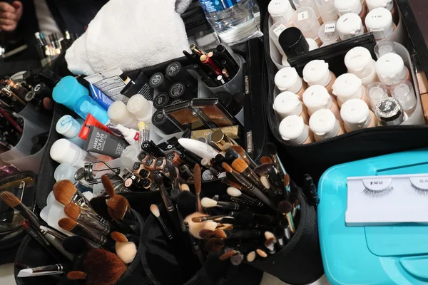 Kits de maquiagem nos bastidores antes do desfile de moda Anna Sui — Fotografia de Stock