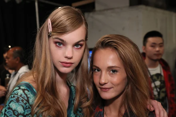 Backstage vor der anna sui Modenschau — Stockfoto