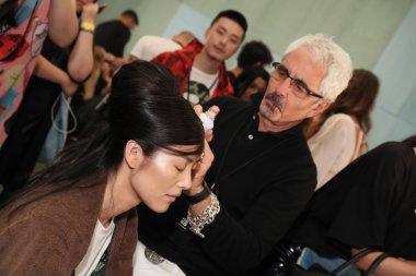 Anna Sui Fashion Show önce kulis