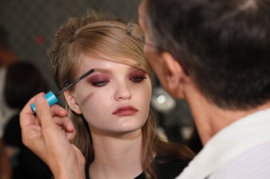 Anna Sui Fashion Show önce kulis