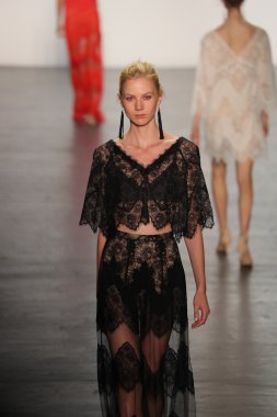 Tadashi Shoji İlkbahar 2017