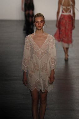 Tadashi Shoji İlkbahar 2017