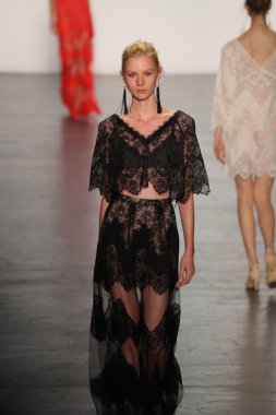 Tadashi Shoji İlkbahar 2017