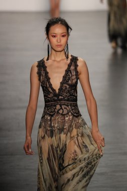 Tadashi Shoji İlkbahar 2017