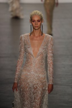 Tadashi Shoji İlkbahar 2017