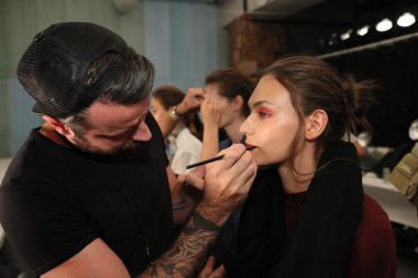 Tadashi Shoji İlkbahar 2017 Pist Show öncesi sahne arkası