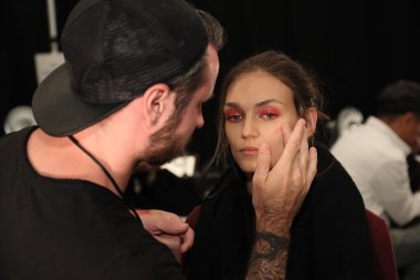 Tadashi Shoji İlkbahar 2017 Pist Show öncesi sahne arkası