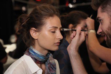 Tadashi Shoji İlkbahar 2017 Pist Show öncesi sahne arkası