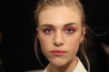 Tadashi Shoji İlkbahar 2017 Pist Show öncesi sahne arkası