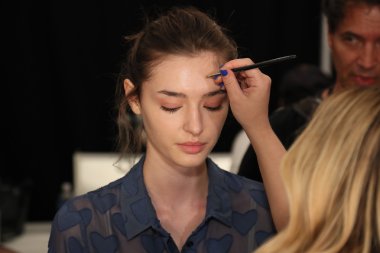 Tadashi Shoji İlkbahar 2017 Pist Show öncesi sahne arkası