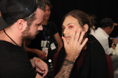 Tadashi Shoji İlkbahar 2017 Pist Show öncesi sahne arkası