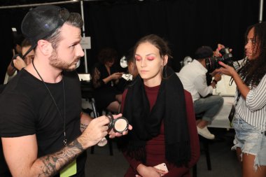 Tadashi Shoji İlkbahar 2017 Pist Show öncesi sahne arkası