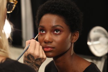 Tadashi Shoji İlkbahar 2017 Pist Show öncesi sahne arkası