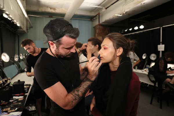 Bastidores antes do Tadashi Shoji Spring 2017 Runway Show — Fotografia de Stock