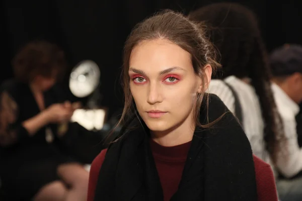 Tras bastidores antes del desfile de la pasarela Tadashi Shoji Spring 2017 —  Fotos de Stock