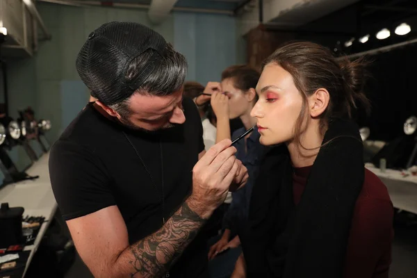 Dans les coulisses avant le défilé Tadashi Shoji Printemps 2017 — Photo