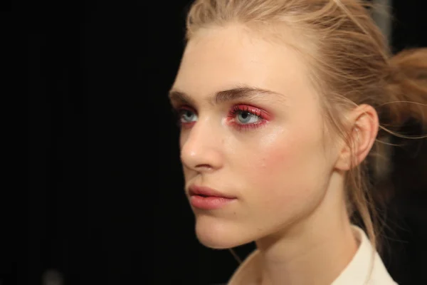 Dans les coulisses avant le défilé Tadashi Shoji Printemps 2017 — Photo