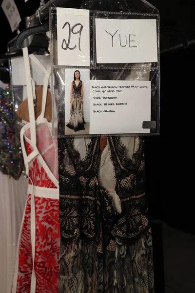 タダシ・ショウジの前の舞台裏のドレス — ストック写真