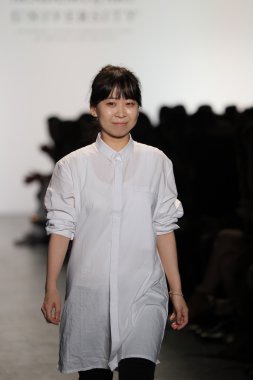 Tasarımcısı pist yürür