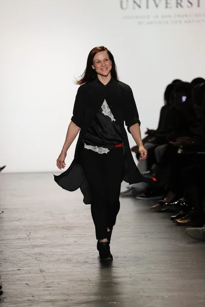 Designer walks the runway — Stock Photo, Image