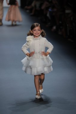Nancy Vuu defile