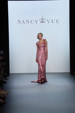 Nancy Vuu defile