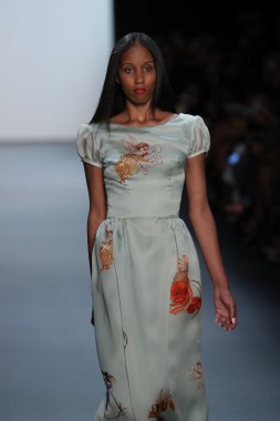 Nancy Vuu defile