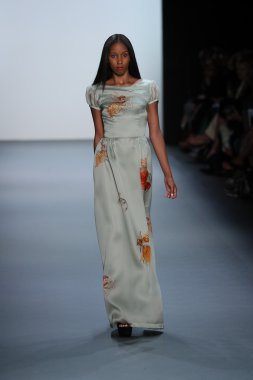 Nancy Vuu defile