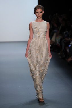 Nancy Vuu defile