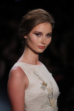 Nancy Vuu defile