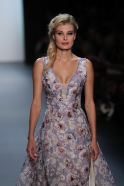 Nancy Vuu defile