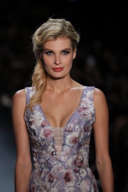 Nancy Vuu defile