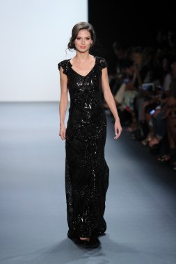 Nancy Vuu defile