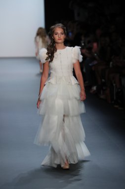 Nancy Vuu defile
