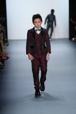  Nancy Vuu defile