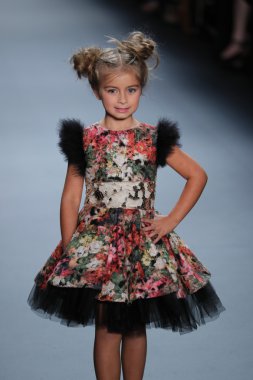 Nancy Vuu defile