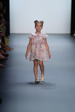 Nancy Vuu defile