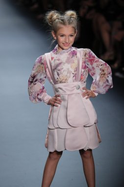Nancy Vuu defile