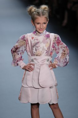 Nancy Vuu defile