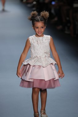 Nancy Vuu defile