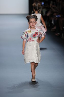 Nancy Vuu defile