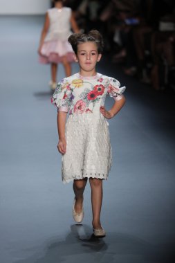 Nancy Vuu defile