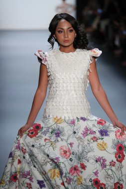 Nancy Vuu defile
