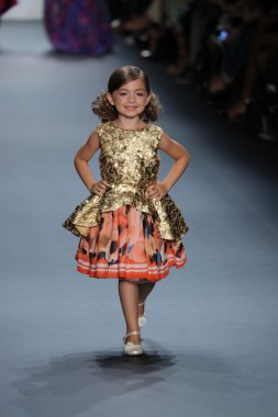 Nancy Vuu defile
