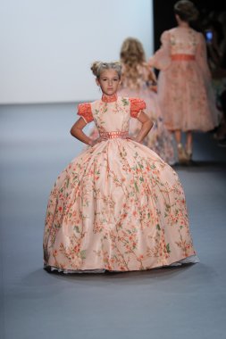 Nancy Vuu defile