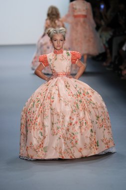 Nancy Vuu defile