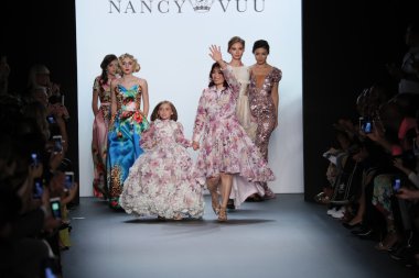 Tasarımcısı Nancy Vuu ve modelleri yürüyerek pist