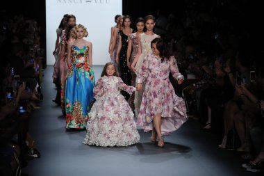 Tasarımcısı Nancy Vuu ve modelleri yürüyerek pist