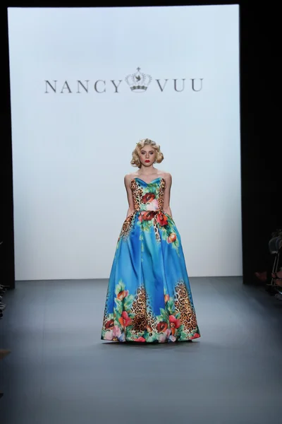 Nancy Vuu modevisning — Stockfoto